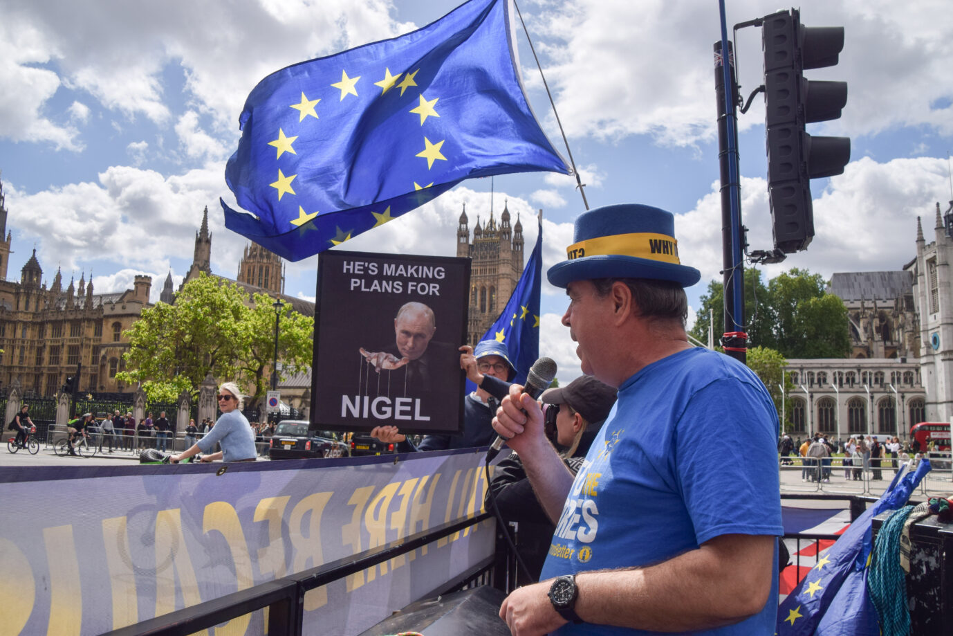 EU-Flaggen wehen in London, es protestieren Gegner des Brexit