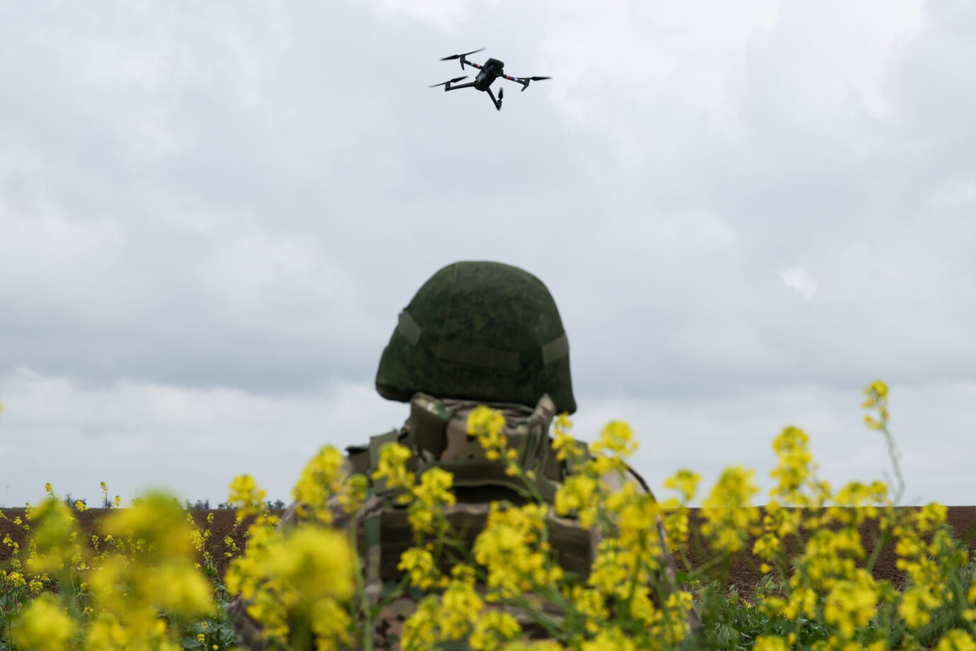 Der Blick zum Himmel ist die Vorsichtsmaßnahme Nummer eins im Krieg geworden – Drohnen sei Dank. Foto: picture alliance / TASS | Alexander Polegenko