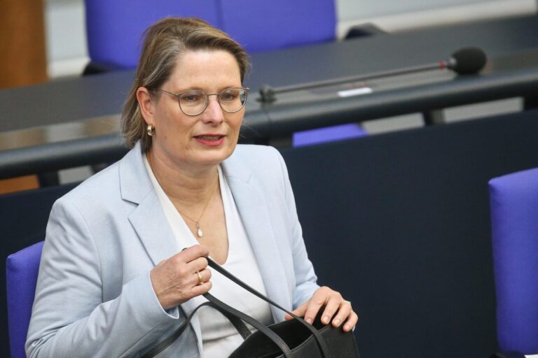 Berlin, Deutschland: Deutscher Bundestag: 81. Bundestagssitzung: Bundesministerin der Justiz und für Verbraucherschutz Stefanie Hubig (SPD)