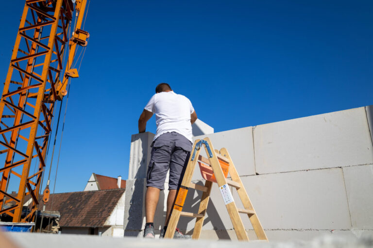 Es braucht mehr Wohnungen: Ein Maurer arbeitet auf einer Baustelle: Angesichts der Situation im Wohnungsbau ein Bild mit Seltenheitswert.