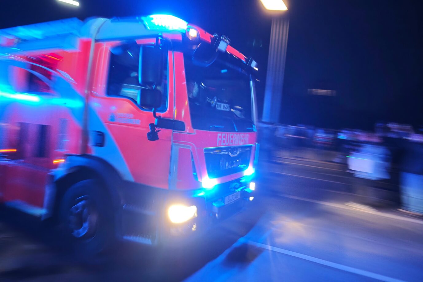 Mit Blaulicht fährt ein Fahrzeug der Berliner Feuerwehr zum Einsatz, schuld ist ein Brandanschlag von Linksextremen