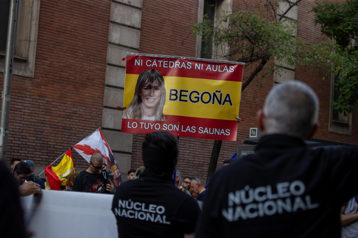Demonstranten zeigen das Bild von Begoña Gómez, der Frau von Spaniens Regierungschef Pedro Sánchez.