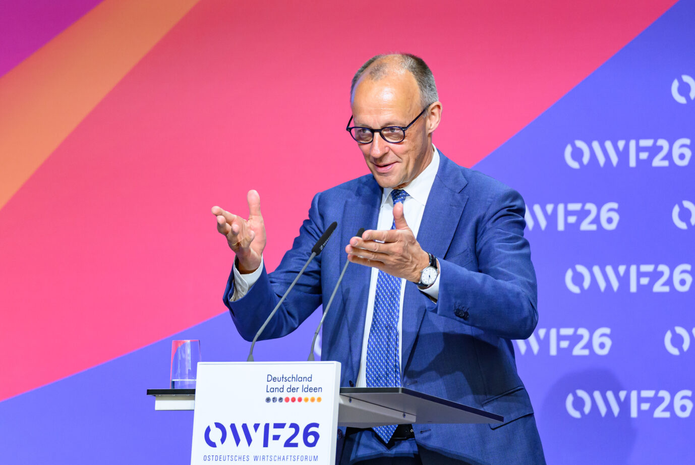 Bundeskanzler Friedrich Merz (CDU) spricht auf dem Ostdeutschen Wirtschaftsforum, das unter dem Motto «Eine neue (Un) Ordnung» zu Umbrüchen und der Resilienz der Wirtschaft, stattfindet. Vom 31. Mai bis 2. Juni 2026 befasst sich das OWF26 mit den tiefgreifenden geopolitischen, wirtschaftlichen und technologischen Umbrüchen unserer Zeit.
