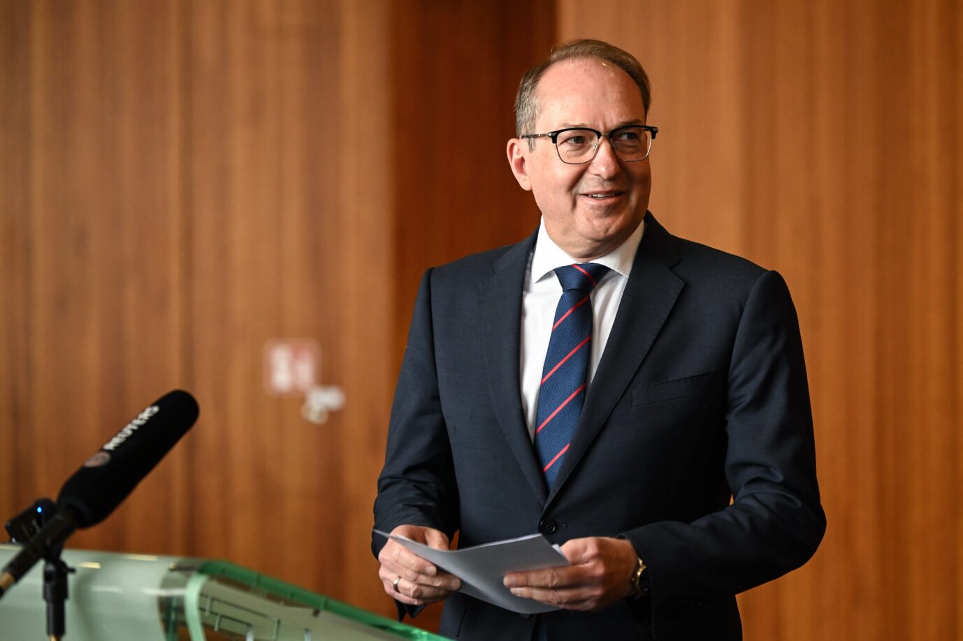 Bundesinnenminister Alexander Dobrindt (CSU) gibt ein Statement zur EU-Einigung zu Asylregeln und Return Hubs. Das Bundesinnenministerium hat bestätigt, für den kommenden Haushalt die Ausgaben im Bereich der Asylpolitik zu kürzen.