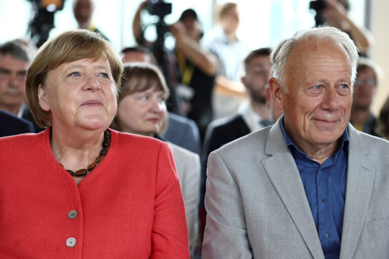 Einig in Sachen Klimaschutz, Energiewende und Atomausstieg: Die ehemaligen Umweltminister Angela Merkel und Jürgen Trittin beim Festakt am Dienstag.