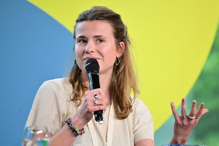 Neben dem Klima möchte sie auch die Demokratie retten. Und will dafür den Parteitag der AfD, einer demokratischen Partei, blockieren: Luisa Neubauer. Foto: picture alliance/dpa | Sebastian Christoph Gollnow