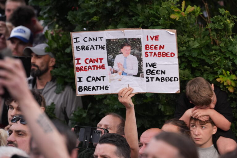 Das Bild zeigt eine Demonstration für Henry Nowak.