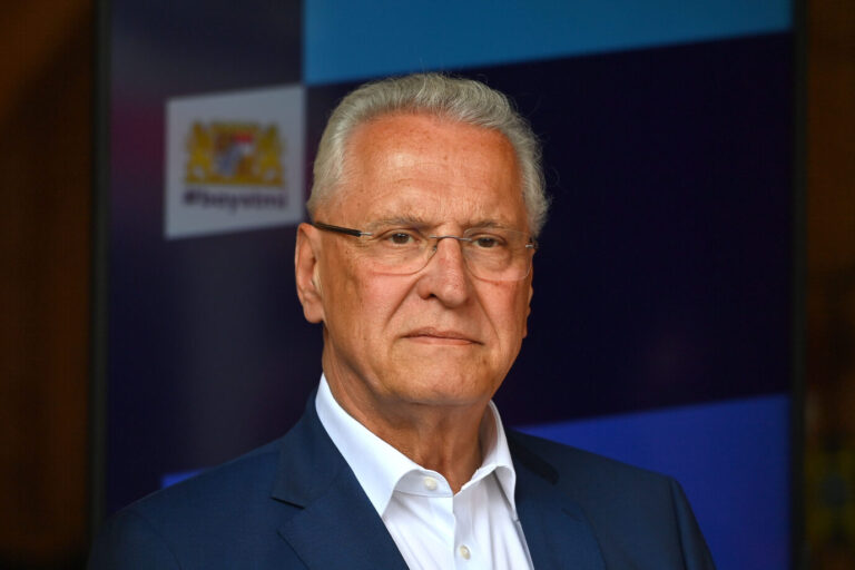Sieht keine Welle von Einbürgerungen von Ukrainern: Joachim Herrmann, Innenminister Bayern. Foto: picture alliance / SvenSimon | Frank Hoermann / SVEN SIMON