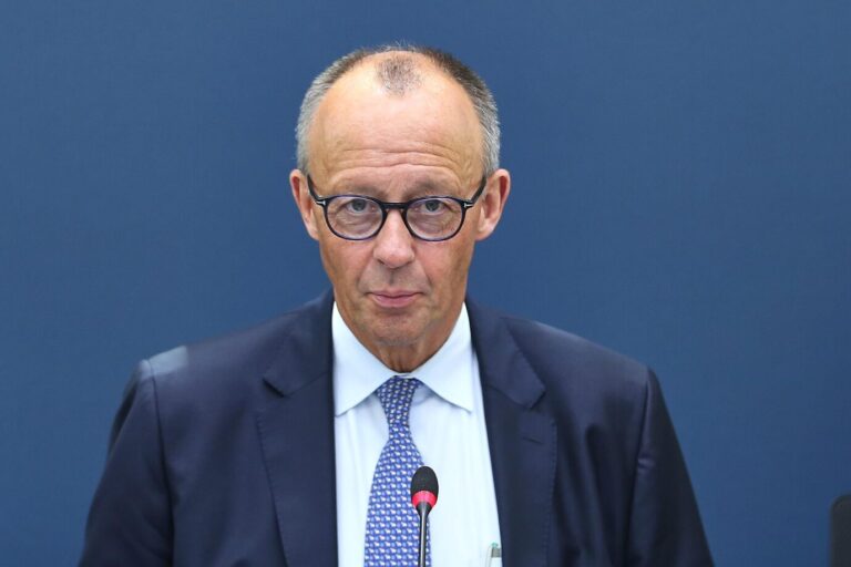 Ein Deutscher beleidigt Bundeskanzler Friedrich Merz im Netz und muss dafür zahlen. Die Mehrheit der Befragten einer Umfrage, will das so. Foto: picture alliance / dts-Agentur | dts Nachrichtenagentur GmbH