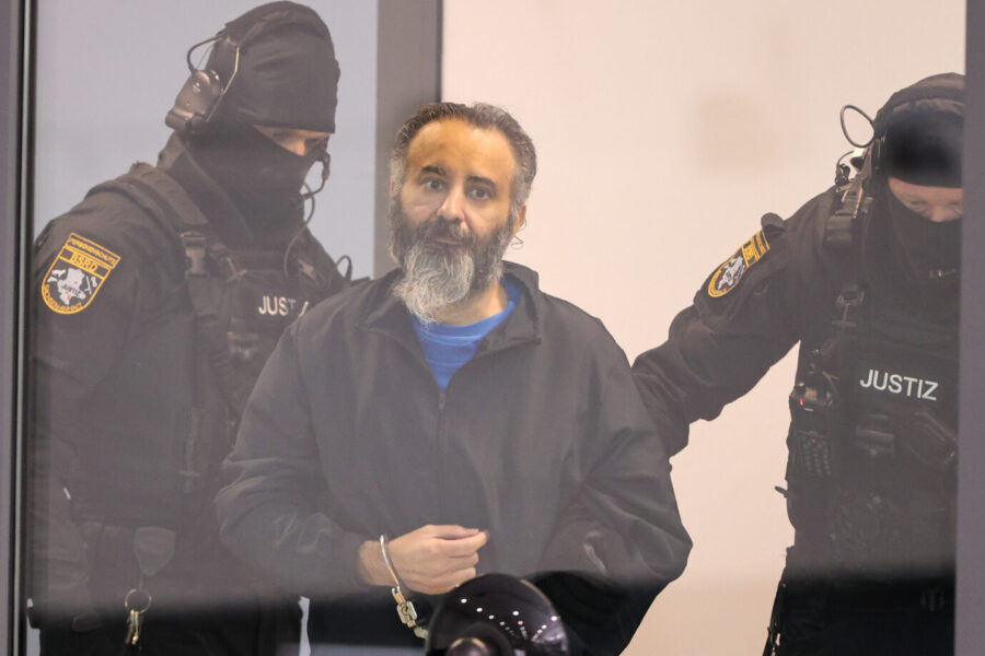 Bekam am Freitag sein Urteil: Taleb al-Abdulmohsen im Gerichtssaal des temporären Gerichtsgebäudes vom Landgericht Magdeburg. Foto: picture alliance/dpa | Peter Gercke