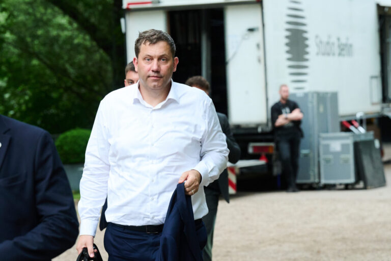 Lars Klingbeil (SPD), Bundesminister der Finanzen, Vizekanzler und SPD-Bundesvorsitzender, kommt zur Live-Sendung in die ARD-Arena. Klingbeil stellt sich den Fragen der Bürgerinnen und Bürger.