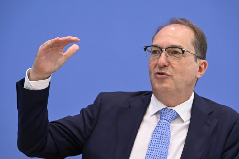 Bundesinnenminister Alexander Dobrindt (CSU): weiß, dass Linksextreme Gewalttaten auf dem Vormarsch sind. Foto: picture alliance / ABBfoto | Frederik Kern