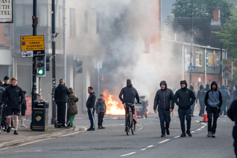 Schwere Ausschreitungen in Belfast nach der furchtbaren Messerattacke eines Sudanesen.