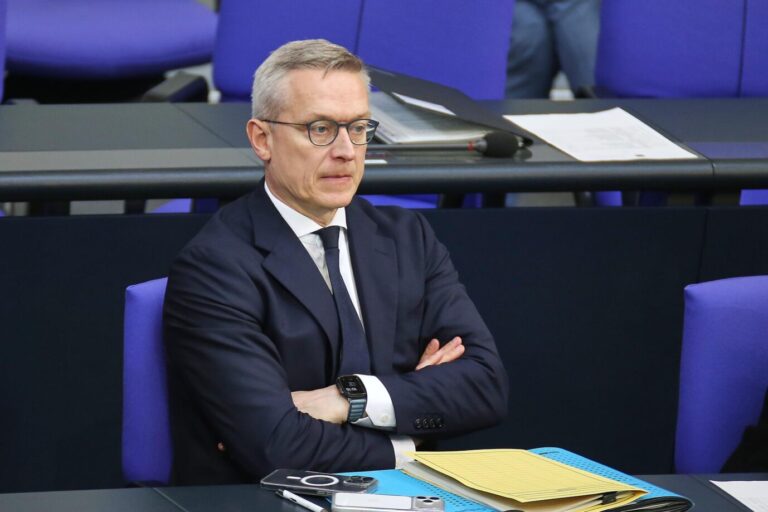 Berlin, Deutschland: Deutscher Bundestag: 83. Bundestagssitzung: Bundesminister für Digitales und Staatsmodernisierung Karsten Wildberger (CDU)