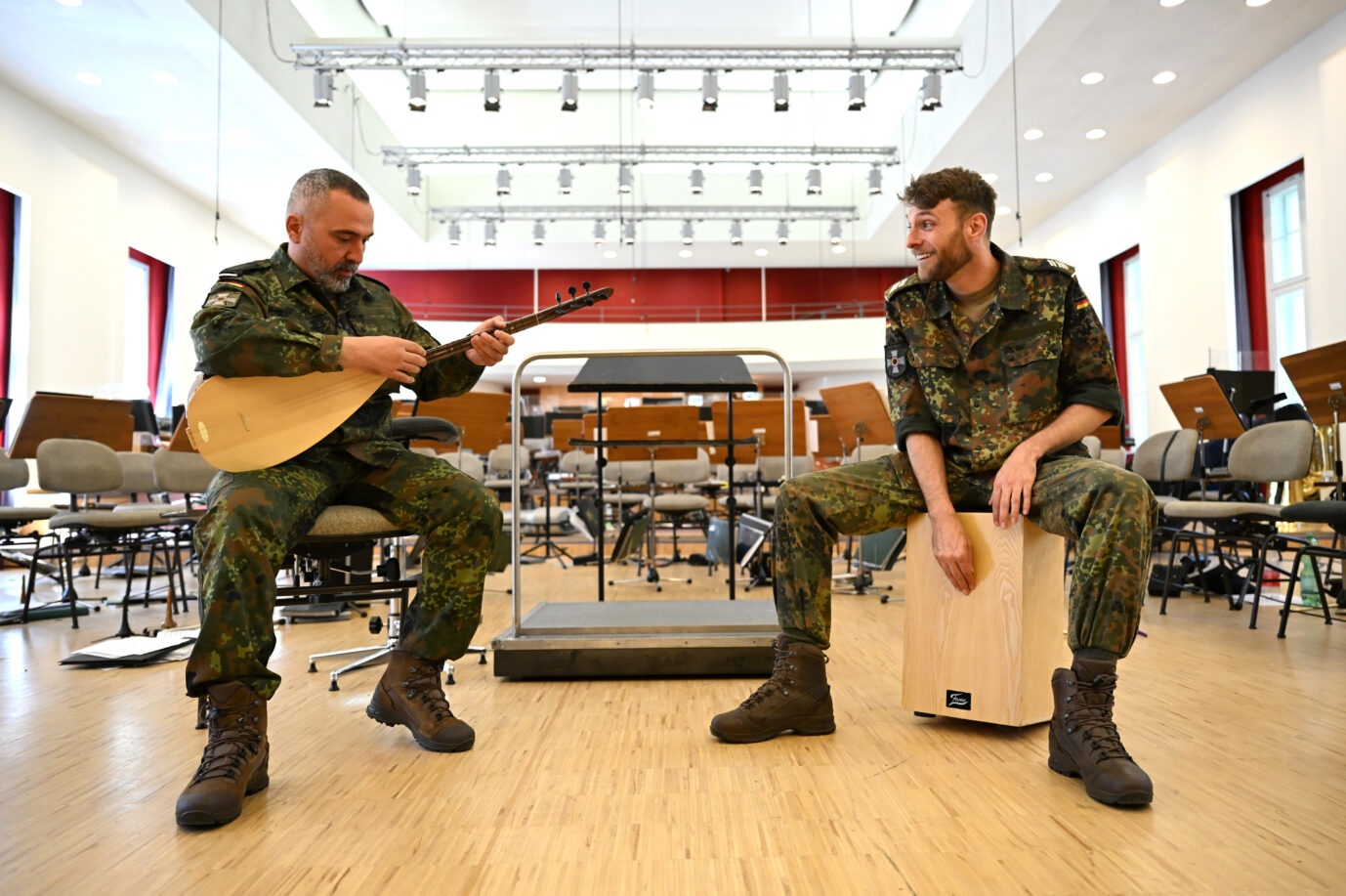 Ali Eba Balli, (l) Stabsunteroffizier, und Jan-Ole Meyerdierks, Oberstabsgefreiter, bringen orientalische Klänge in die Bundeswehr. Foto: picture alliance/dpa | Elisa Schu