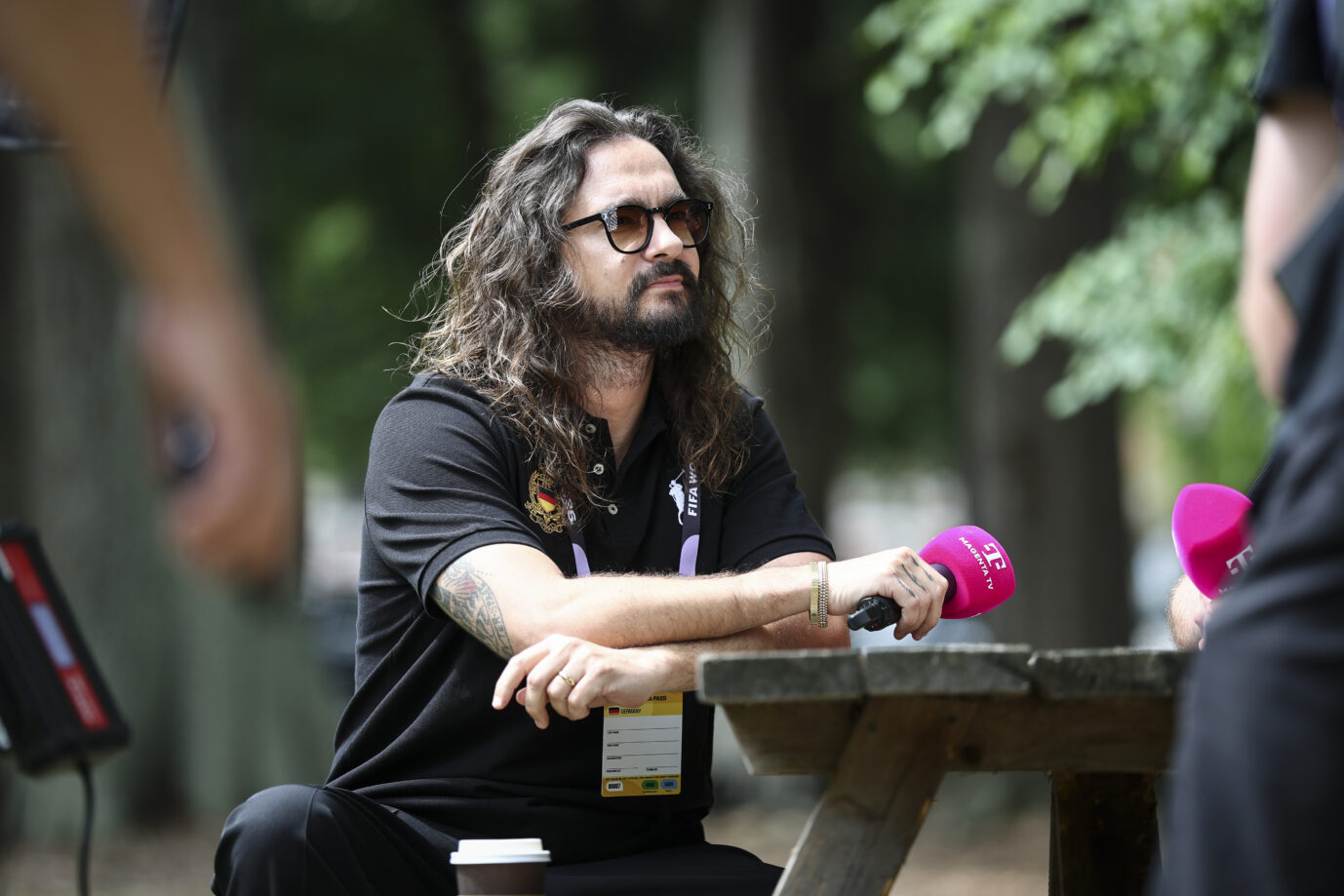 Fußball, WM 2026, Nationalmannschaft, Deutschland, Pressekonferenz, vor dem zweiten WM-Spiel gegen die Elfenbeinküste. Musiker Tom Kaulitz, Fan-Experte für das MagentaTV-Team bei der Fußball-WM 2026, auf dem Campus der Wake Forest University.