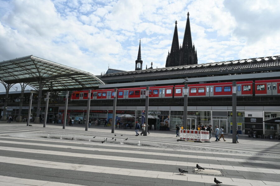 Haupfbahnhof mit S-Bahn Breslauer Platz. In Hintergrund der Kölner Dom. In dieser Gegend hat am Wochenende ein Syrer randaliert.