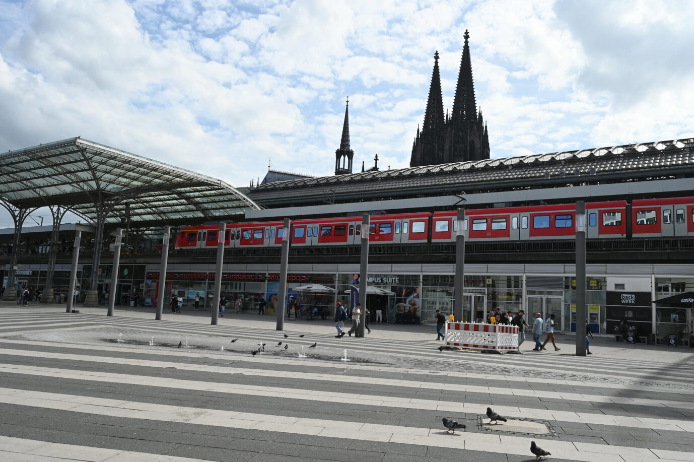 Haupfbahnhof mit S-Bahn Breslauer Platz. In Hintergrund der Kölner Dom. In dieser Gegend hat am Wochenende ein Syrer randaliert.
