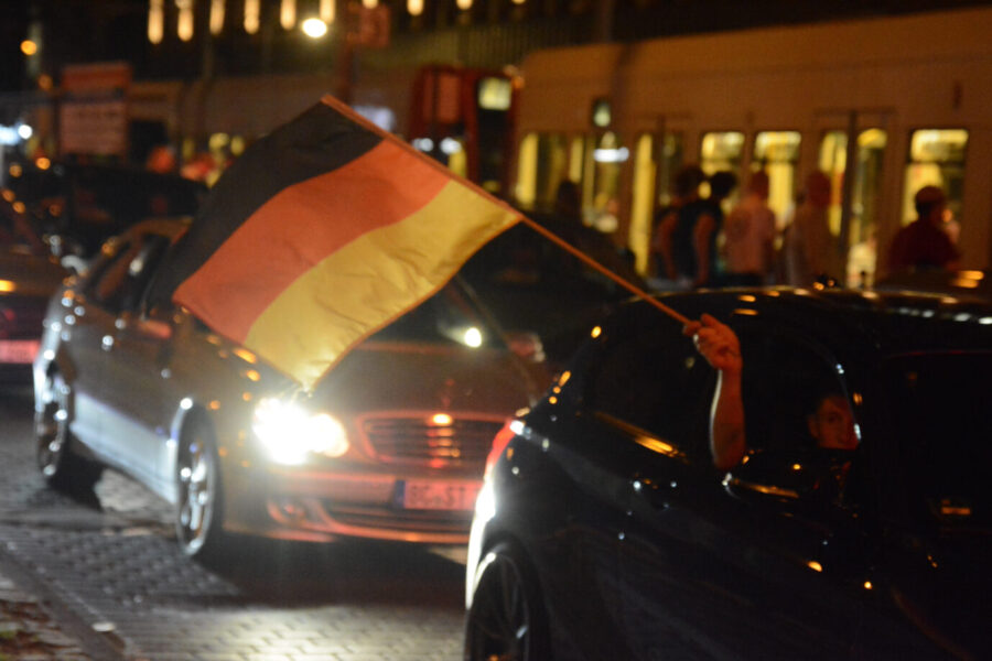 Späte Anstoßzeiten: Bescheidener Autokorso in Köln nach dem Sieg gegen die Elfenbeinküste. 