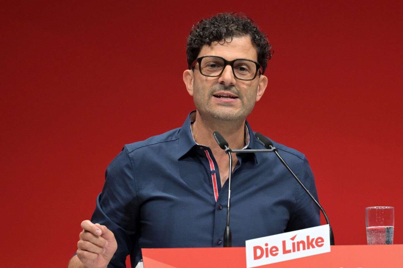 Luigi Pantisano, Vorsitzender der Partei Die Linke, bei seiner Antrittsrede während des Bundesparteitages der Linken in die Metropolis Halle in Potsdam. Schwerpunkte des dreitägigen Parteitages sind die Wahl des Parteivorstandes und die inhaltliche politisch aktuelle Debatte.