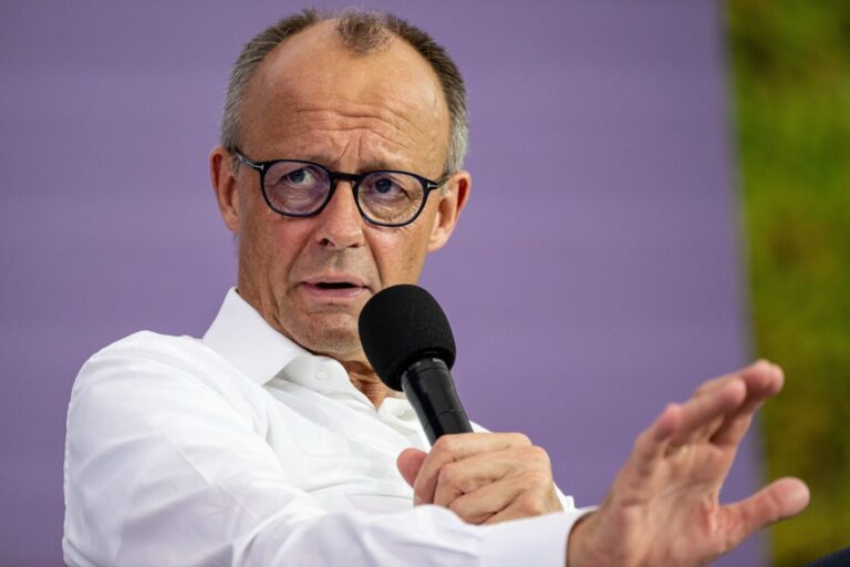Bundeskanzler Friedrich Merz (CDU) beim Tag der offenen Tür im Bundeskanzleramt.