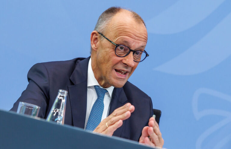 Bundeskanzler Friedrich Merz (CDU): „Die Rente bleibt sicher in der Zukunft und die Lasten dafür werden gerecht verteilt.“ (Themenbild)