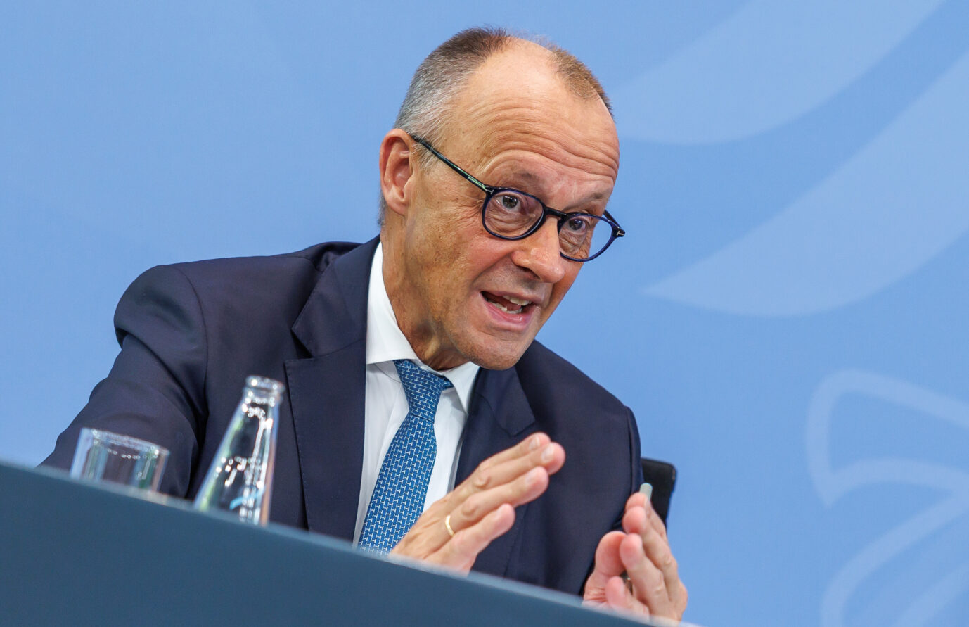 Bundeskanzler Friedrich Merz (CDU): „Die Rente bleibt sicher in der Zukunft und die Lasten dafür werden gerecht verteilt.“ (Themenbild)