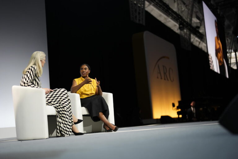 Tory-Chefin Kemi Badenoch (r.) auf dem Podium der ARC-Konferenz. (Themenbild)