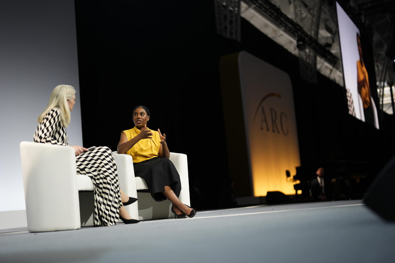 Tory-Chefin Kemi Badenoch (r.) auf dem Podium der ARC-Konferenz. (Themenbild)