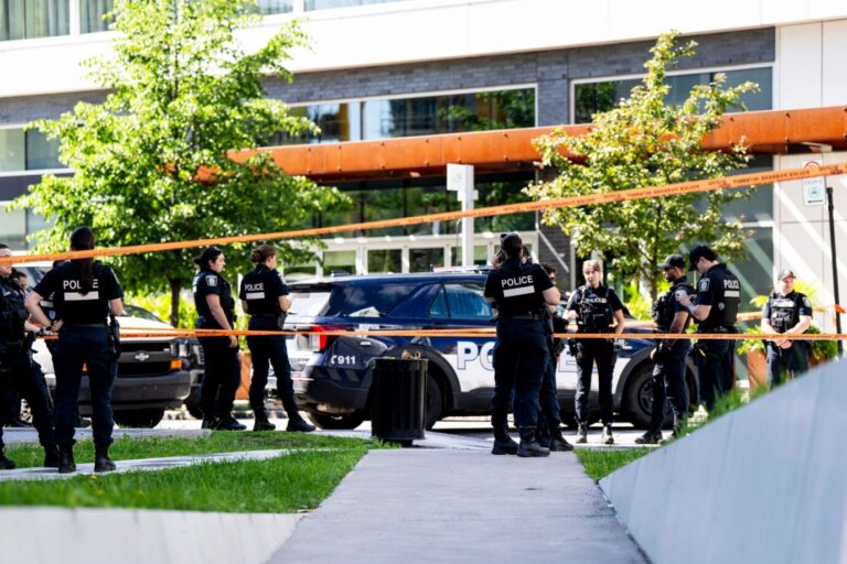 Polizisten stehen um eine Polizeiauto herum – Bilder vom Anschlag in Montreal, in welchem ein Incel einen Menschen tötete