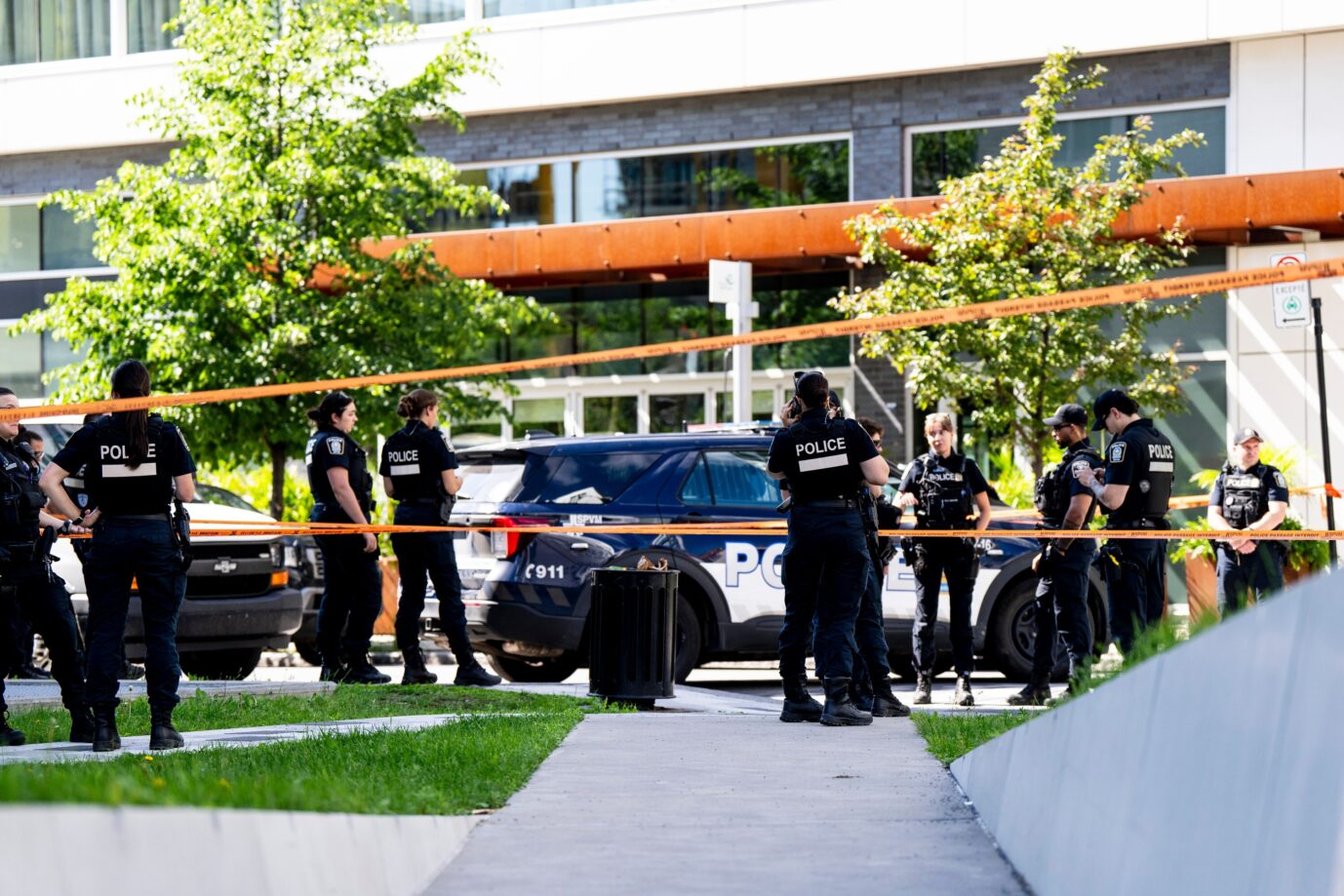 Polizisten stehen um eine Polizeiauto herum – Bilder vom Anschlag in Montreal, in welchem ein Incel einen Menschen tötete