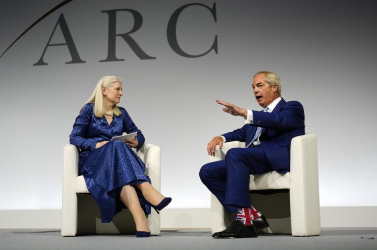 Wandel in UK-Socken: Nigel Farage diskutiert bei der ARC-Konferenz. Foto: picture alliance / PA Images | Jordan Pettitt