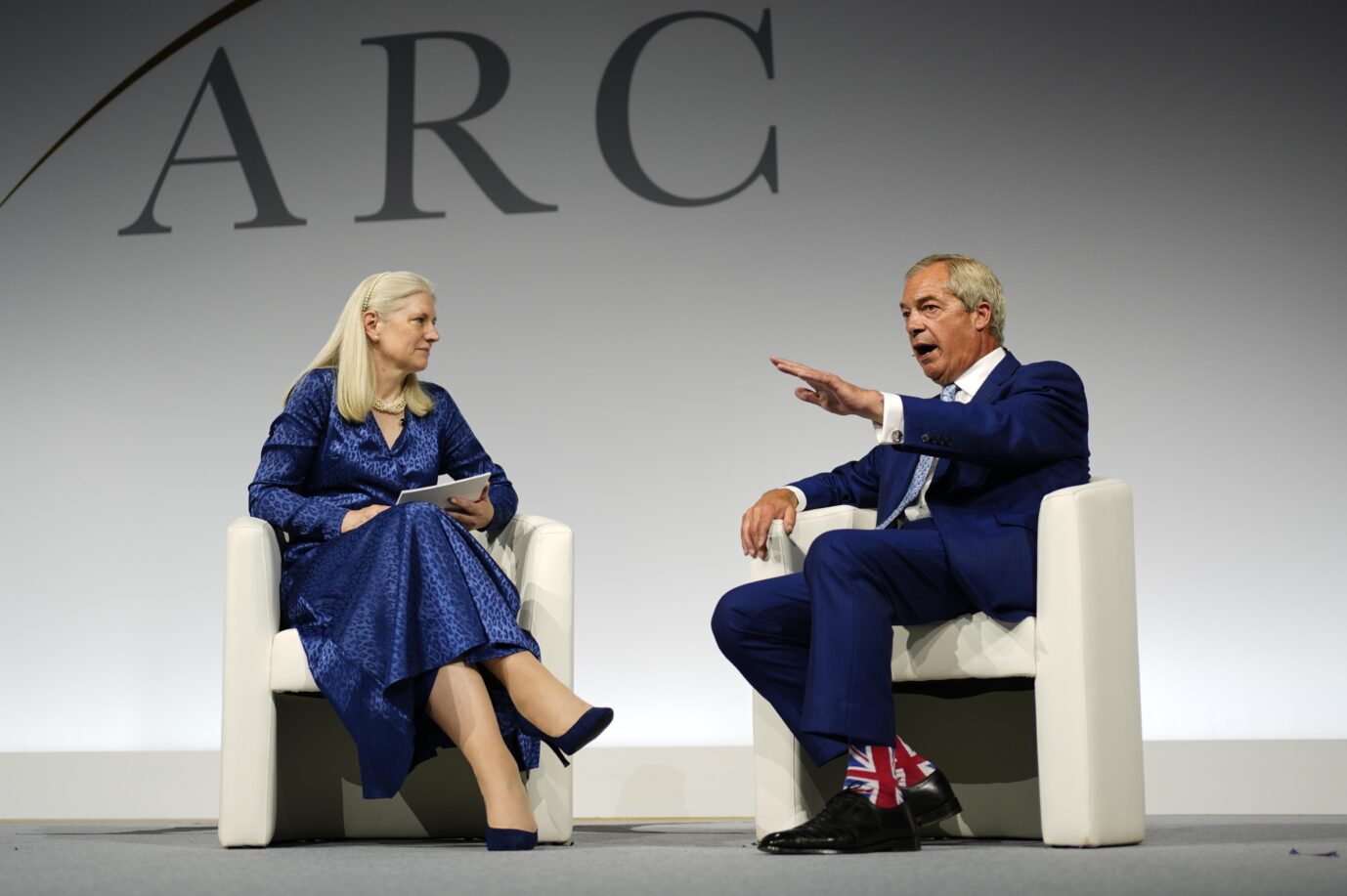 Wandel in UK-Socken: Nigel Farage diskutiert bei der ARC-Konferenz. Foto: picture alliance / PA Images | Jordan Pettitt