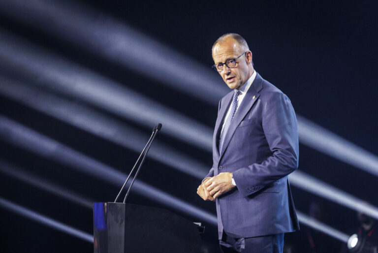 Friedrich Merz (CDU), Bundeskanzler, aufgenommen im Rahmen seiner Teilnahme an der Ukraine-Wiederaufbau-Konferenz in Danzig, Polen. 'Fotografiert im Auftrag des Bundesentwicklungsministeriums'