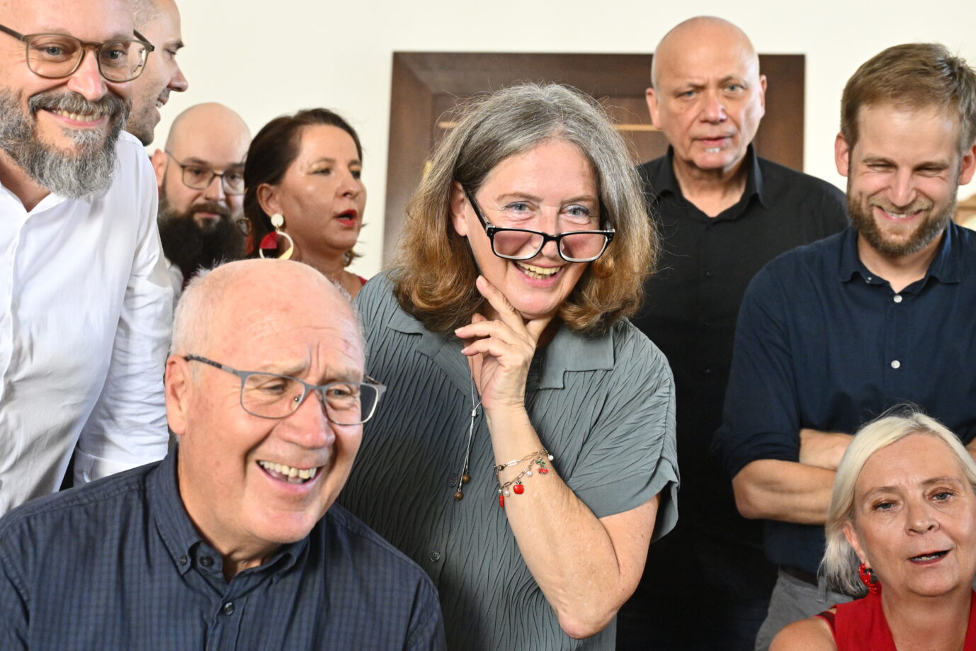 Haben gut lachen: Die Grazer Bürgermeisterin Elke Kahr (KPÖ, Mitte) und Ernest Kaltenegger (links) am Sonntag, 28. Juni 2026, in ihrem Büro während der Bekanntgabe des vorläufigen Wahlergebnisses. Foto: picture alliance / APA-Images | HANS KLAUS TECHT