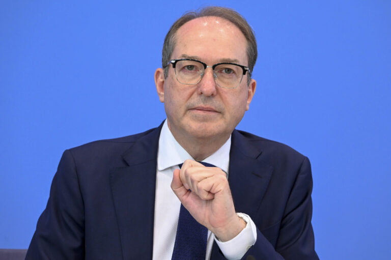 Bundesinnenminister Alexander Dobrindt (CSU): „Die größte Bedrohung für unsere Demokratie kommt weiterhin von Rechtsextremisten.“ Am Dienstag wurde der neue Verfassungsschutzbericht vorgestellt.