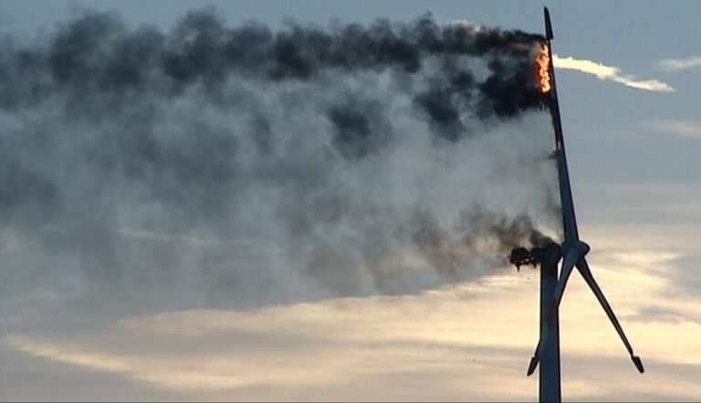Videoshot vom Brand einer Windkraftanlage bei Isselburg im Münsterland (Nordrhein-Westfalen) am 28.08.2016. Das Feuer hat einen Schaden von mehreren Hunderttausend Euro angerichtet. Die rund 100 Meter hohe Anlage an der Autobahn 3 habe stundenlang in Flammen gestanden, berichtete ein Polizeisprecher. Rotorblätter brachen bei dem Feuer ab und fielen zu Boden. Foto: Guido Schulmann/dpa (zu dpa "Windkraftanlage an Autobahn steht stundenlang in Flammen" vom 28.08.2016)