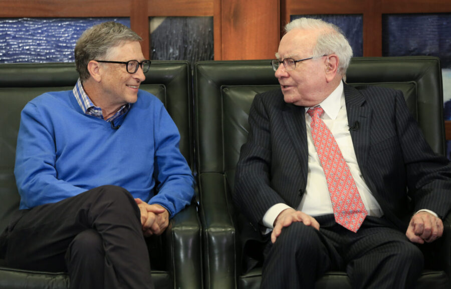 Ihre Beziehung ist stark zerrüttet: Bill Gates (l.) und Warren Buffett, hier in besseren Zeiten. Foto: picture alliance/AP Images | Nati Harnik