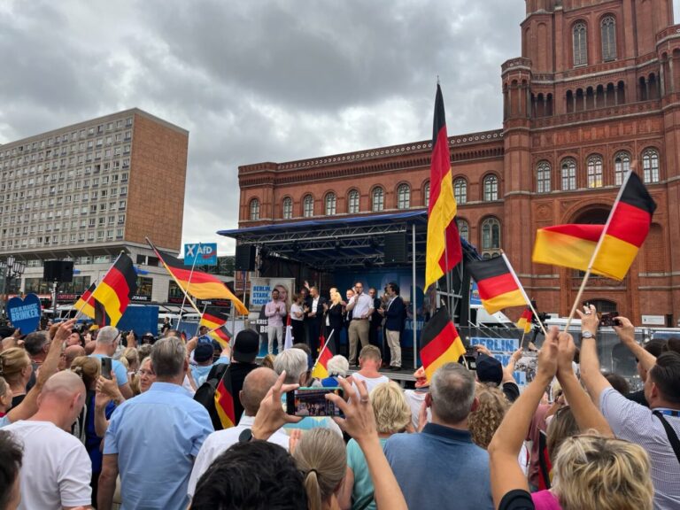 Die Redner der AfD-Kundgebung kommen auf der Bühne zusammen, um die Deutsche Nationalhymne zu singen. Foto: JF