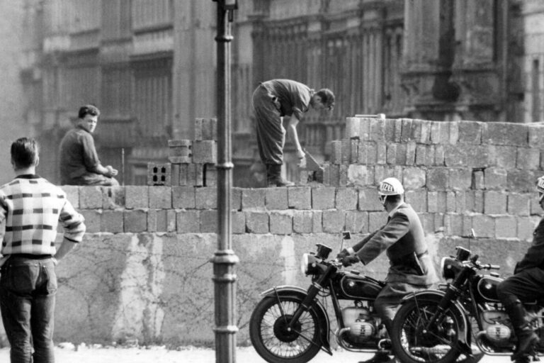 Das Foto zeigt den Bau der Berliner Mauer 1961 und soll einen Artikel zur Brandmauer heute illustrieren.