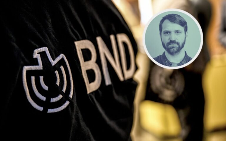 BND-Logo auf T-Shirt: Treibjagd als Staatsräson. Foto: picture alliance/dpa | Britta Pedersen