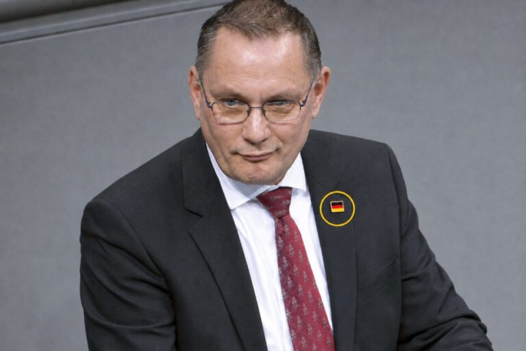 AfD-Chef Tino Chrupalla mit seiner Deutschland-Anstecker (gelb umrandet) bei einer Rede im Bundestag.