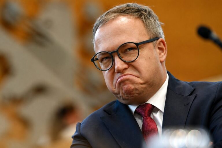 Gerät wegen mit Künstlicher Intelligenz erstellter Reden und Texte immer weiter unter Druck: Thüringens Ministerpräsident Mario Voigt (CDU). Foto: picture alliance/dpa | Martin Schutt