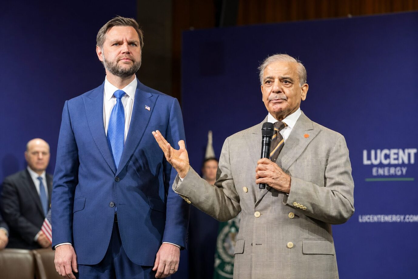 Frieden. Werken am Iran-Deal: US-Vizepräsident JD Vance (links) und Pakistans Premierminister Shehbaz Sharif (rechts) beim Lake Lucerne Summit im Bürgenstock Resort in Obbürgen. Foto: picture alliance/KEYSTONE | URS FLUEELER