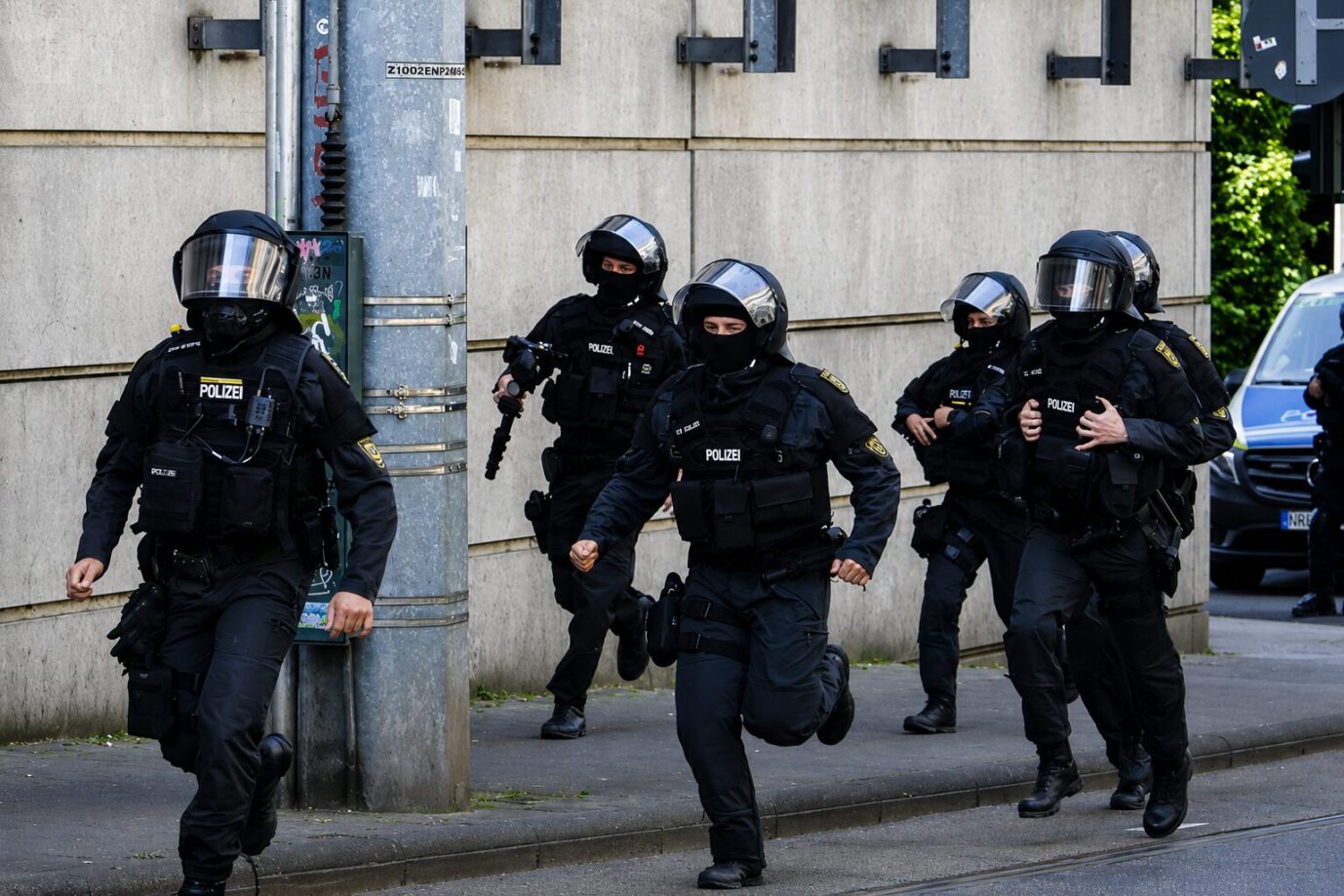 Razzia. Zwei Hundertschaften der Polizei stürmen am Donnerstag eine Asylunterkunft in Hamburg. Es geht um Leistungsbetrug. Symbolbild: picture alliance / SNS | Stefan Ding