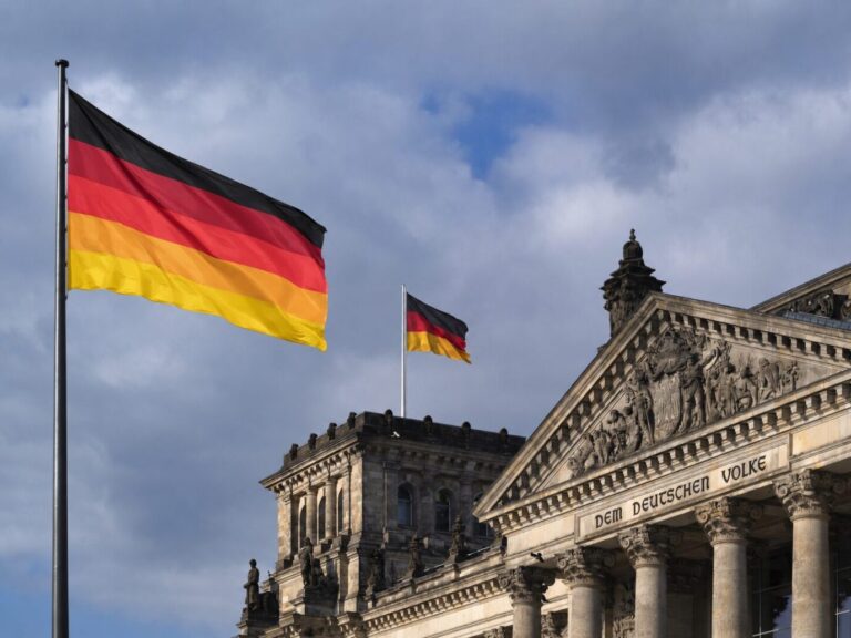 Eine montierte „Stolzflagge“ vor dem Bundestag. Foto: picture alliance / imageBROKER | Michael Weber /// Montage: JF