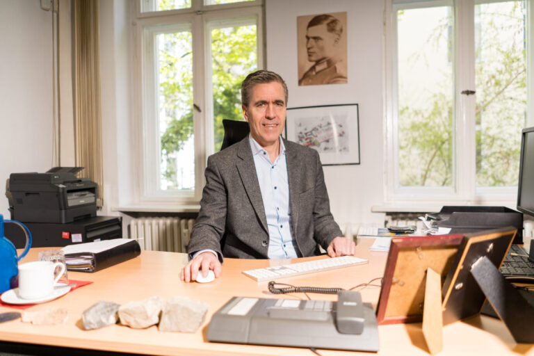 Der Chefredakteur der JUNGEN FREIHEIT, dieter Stein, in seinem Büro. (Themenbild)