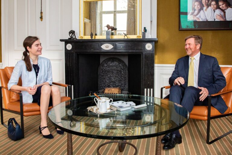 Lidewij de Vos (FvD) zu Besuch bei König Willem-Alexander im Palast Noordeinde: Die 28jährige Jungpolitikerin packt aus. Foto: IMAGO / NL Beeld