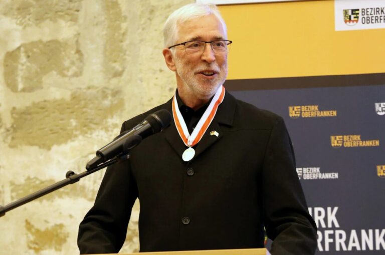 Der Verleger Michael Genniges bei seiner Rede nach der Verleihung der silbernen Ehrenmedaille auf Schloss Thurnau.