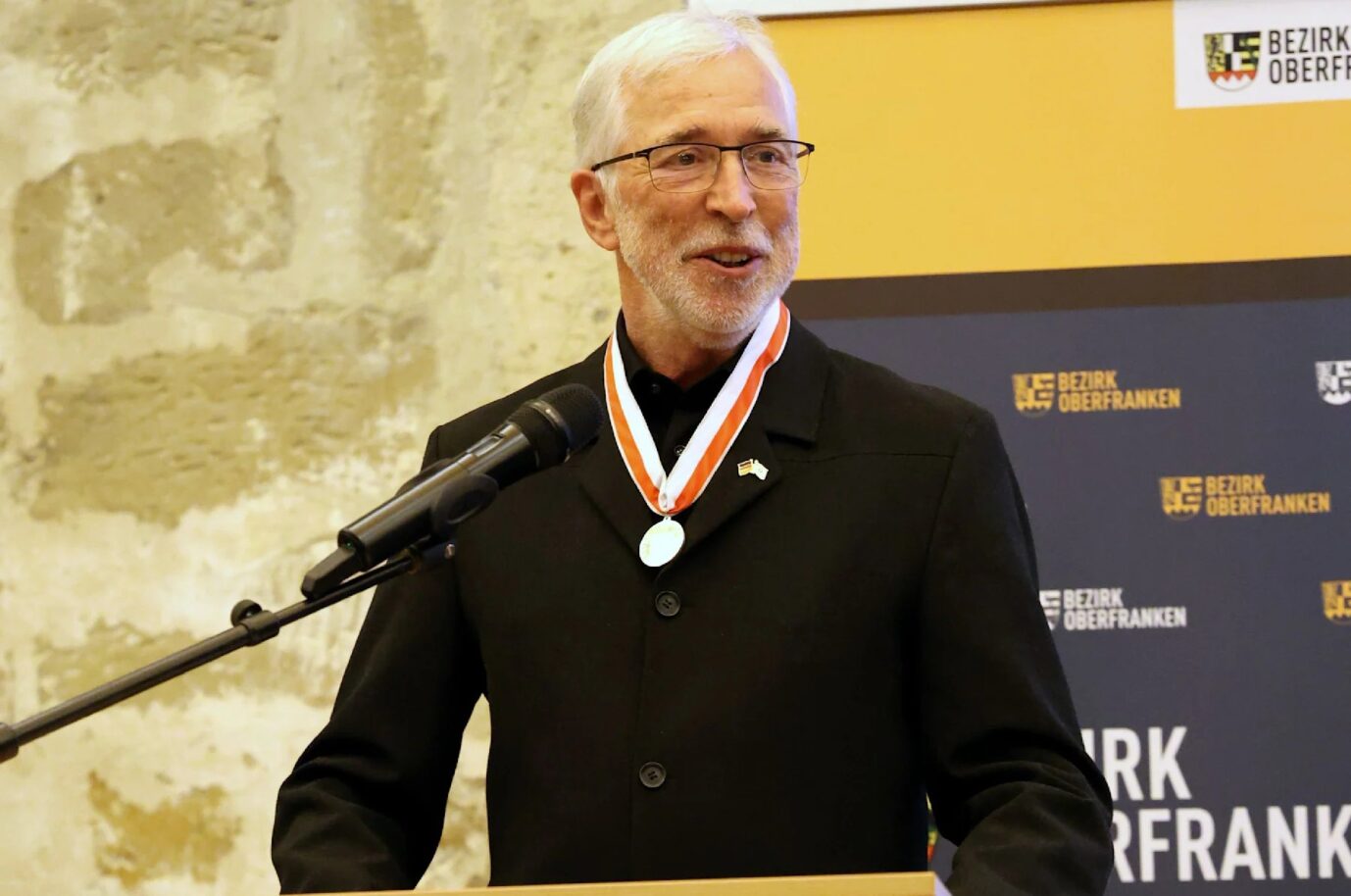 Der Verleger Michael Genniges bei seiner Rede nach der Verleihung der silbernen Ehrenmedaille auf Schloss Thurnau.